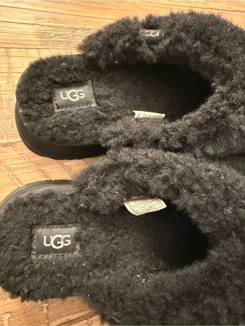 UGG Black Sheepskin Slippers Women’s Size 8 EU 39 Cozy Slip-On - Picture 7 of 8